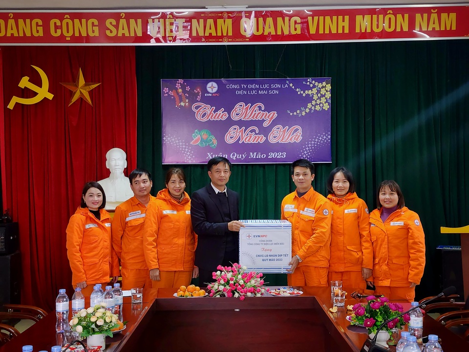 Công đoàn EVNNPC thăm, tặng quà CBCNV Điện lực Mai Sơn và Điện lực Thuận Châu 